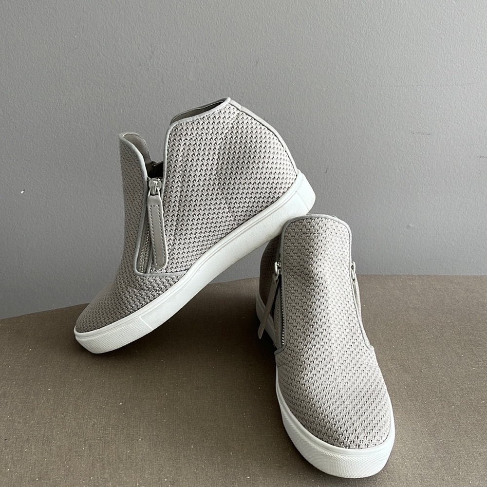 Steve Madden booties with built in 2” heal lifts, side zippers great condition